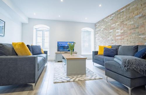 Newmarket Apartment | 2-Bed I Converted Malt House I Rare Find I Parking