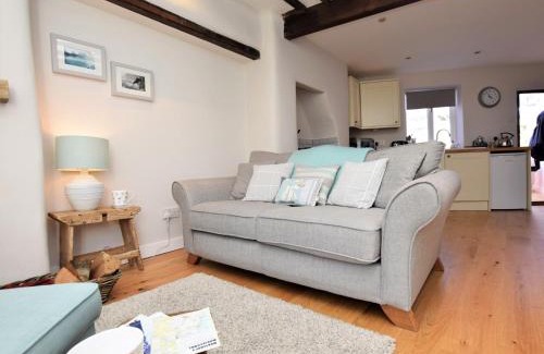 Appledore House | 2 Bed in Appledore DECKH