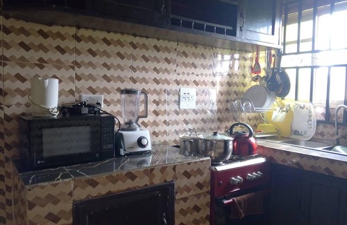 Benin City Apartment | 2 Bed-sleeps 4-free Parking-aircon