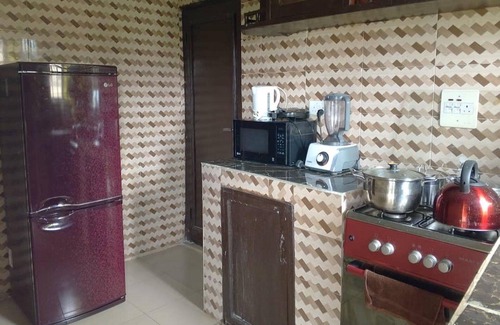 Benin City Apartment | 2 Bed-sleeps 4-free Parking-aircon