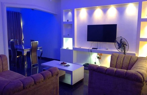 Benin City Apartment | 2 Bed-sleeps 4-free Parking-aircon