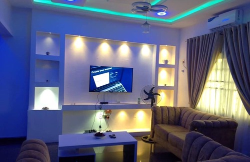 Benin City Apartment | 2 Bed-sleeps 4-free Parking-aircon