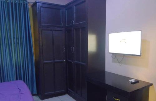 Benin City Apartment | 2 Bed-Sleeps 4-Free Parking-AirCon