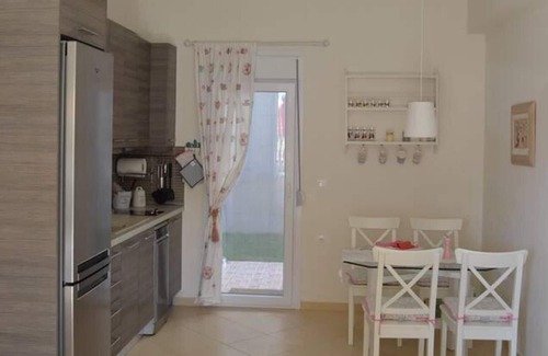 Nikita House | 2 Bed-sleeps4-garden-parking-pets-aircon