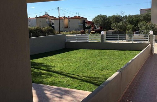 Nikita House | 2 Bed-sleeps4-garden-parking-pets-aircon