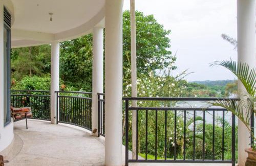 Jinja Apartment | 2 Bed Villa - Sleeps 6 - River Views Garden Wifi