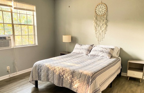 Knoxville Apartment | 2 bedroom/1 bath apartment. Top floor. 10 minutes from downtown Knoxville, TN.