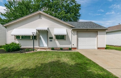 Wickliffe House | 2 bedroom, 1 bathroom, with office Retreat!