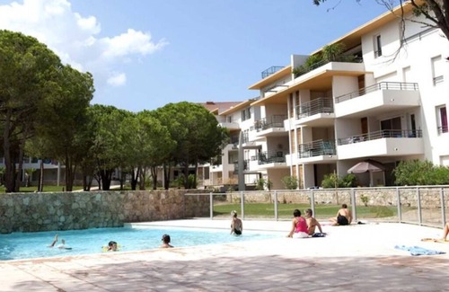 Calvi Apartment | 2-BEDROOM APARTMENT IN GATED RESIDENCE 10 MINUTES WALK FROM THE BEACH