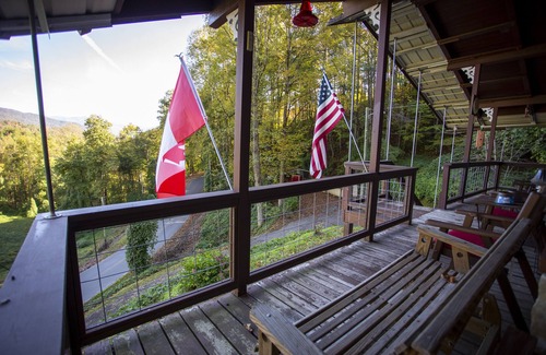 Fontana Dam Cabin | 2-bedroom cabin just 8 minutes from Tail of the Dragon