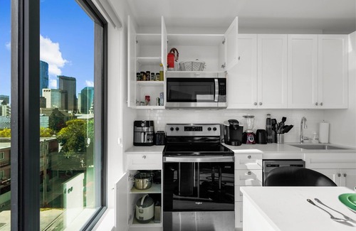 Crescent Heights Apartment | 2 Bedroom Calgary Tower View! Free Underground Parking!