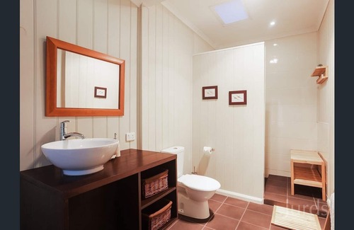 Pokolbin Ski Chalet | 2 Bedroom Cottage overlooking the Vineyard