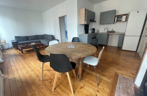 Ecommoy Apartment | 2-bedroom courtyard apartment sleeps 6