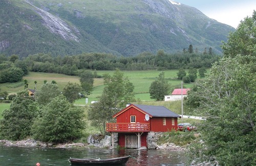 Nesset House | 2 bedroom gorgeous home in Eresfjord