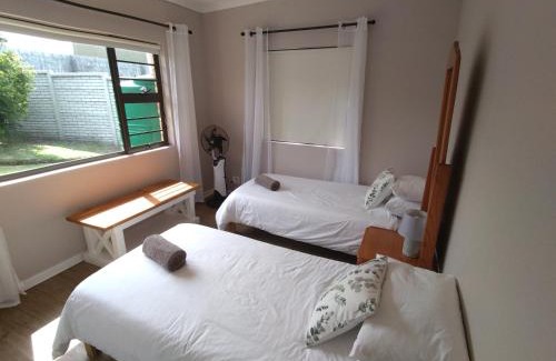 Amatola Coastal Apartment | 2 Bedroom Guest Suite at A-frame Glengariff Beach