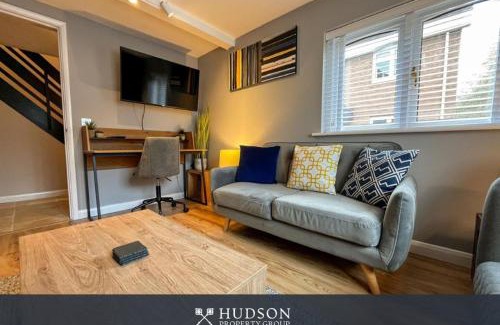 Shrewsbury House | 2 Bedroom Home near Theatre Severn with Parking