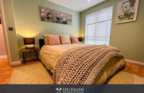 Shrewsbury House | 2 Bedroom Home near Theatre Severn with Parking