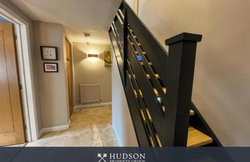 Shrewsbury House | 2 Bedroom Home near Theatre Severn with Parking