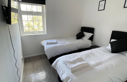 Warley House | 2 bedroom house Brentwood , Monochrome Emerald