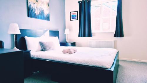 Stoke Gifford House | 2 Bedroom House, Park on Doorstep, Families and Contractors Friendly, Near Parkway Station