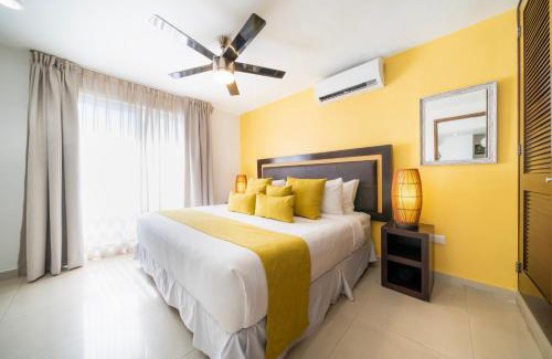 Playacar Apartment | 2 Bedroom Penthouse with Private Jacuzzi next to Fifth Avenue and Beach - Plaza Paraiso A203