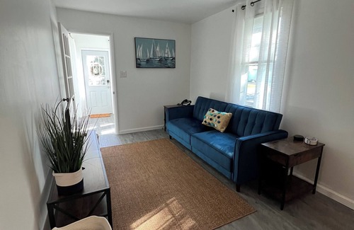 Villas House | 2-Bedroom Renovated Beach Bungalow - 1 Block from the Bay, Pet-Friendly