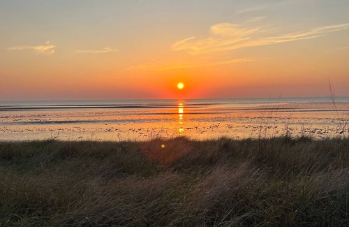 Villas House | 2-Bedroom Renovated Beach Bungalow - 1 Block from the Bay, Pet-Friendly