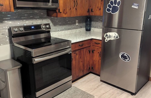 State College House | 2 Bedroom, Sleeps 8-10, close to Penn State, Stadium and Downtown! HOT TUB!