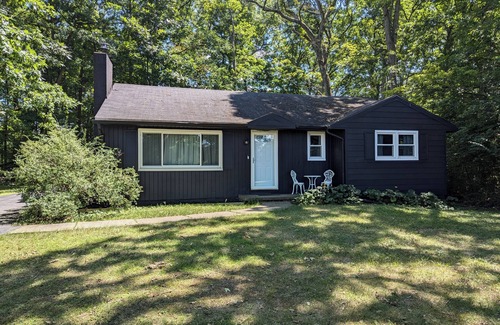 State College House | 2 Bedroom, Sleeps 8-10, close to Penn State, Stadium and Downtown! HOT TUB!