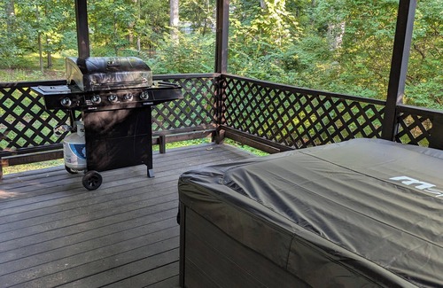 State College House | 2 Bedroom, Sleeps 8-10, close to Penn State, Stadium and Downtown! HOT TUB!