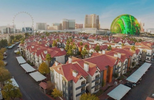 Las Vegas Villa | 2-bedroom villa on superb Las Vegas strip ! Just steps away from Sphere !