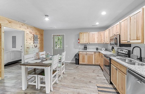 Ten Mile Condo | 2 bedrooms, 2 baths, 1000 sq ft lodge close to the lake.