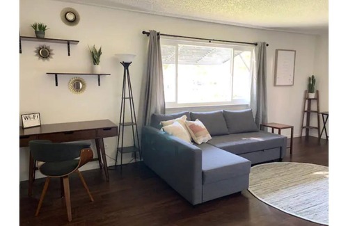 Raisin House | 2 Bedrooms by Fresno Airport