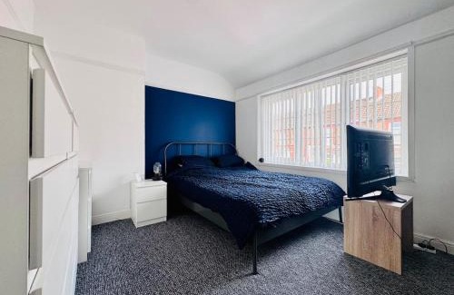 Neath Apartment | 2 Beds, Entire Home, Spacious Bedrooms, Garden