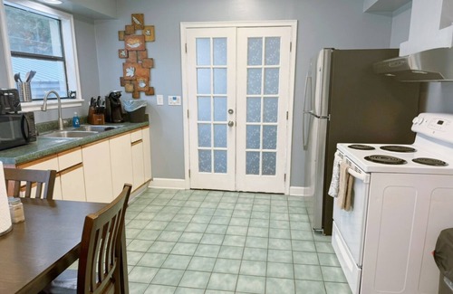 Arlington House | 2 Cozy bedroom house W/huge patio!