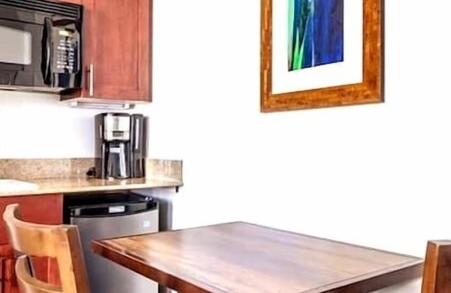 Waikiki Resort | 2 HGVC Lagoon Tower Beachfront, Concierge, Fast WIFI