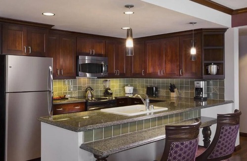 Waikiki Resort | 2 Hilton Grand Vacation Club Hawiaan Village Resort, Beachfront