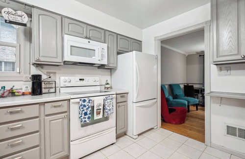 Elmhurst House | 2 King Bdrms and 1 Queen Bdrm! 20 minutes to O'Hare Airport! Parks and Shopping!