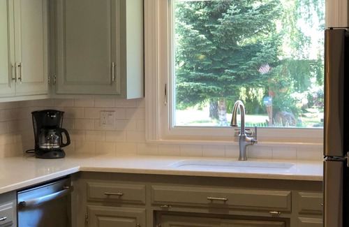 Carlton Cottage | 2 master suites, quick walk to Main Street, quiet & peaceful. Owner managed.