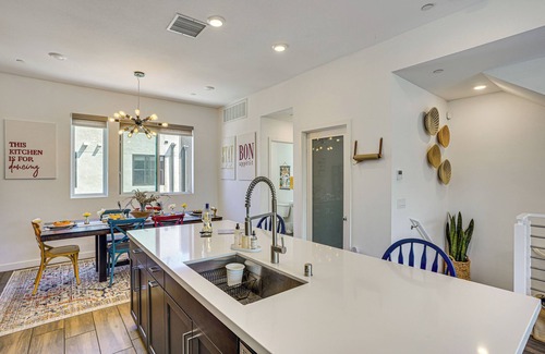 Central San Pedro House | 2 Mi to Beach: Luxe LA-Area Townhome w/Balcony