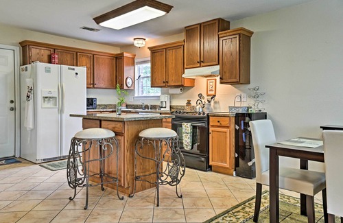 McQueeney Cottage | 2 Mi to Lake Mcqueeny: Gem w/Covered Patio