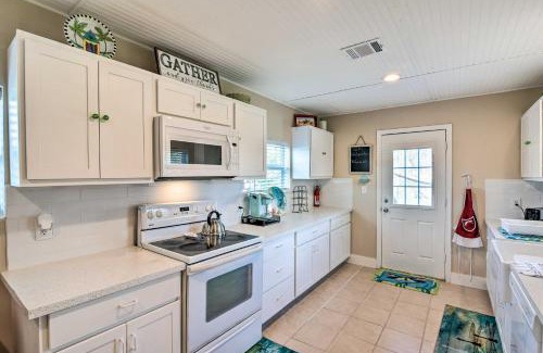 Galveston House | 2 Mi to Pier Colorful Cottage in Galveston!