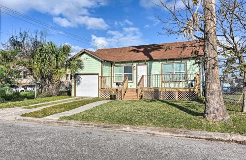 Galveston House | 2 Mi to Pier Colorful Cottage in Galveston!