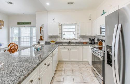 Central Myrtle Beach Apartment | 2 Mi to Shore Myrtle Beach Condo with Pool!