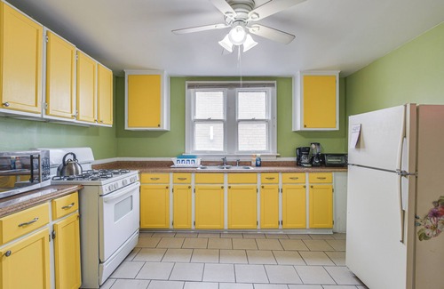 Washington Park Apartment | < 2 Mi to UChicago: Apt Near Bus Stops!