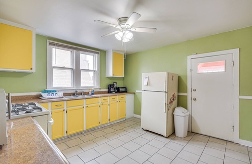 Washington Park Apartment | < 2 Mi to UChicago: Apt Near Bus Stops!