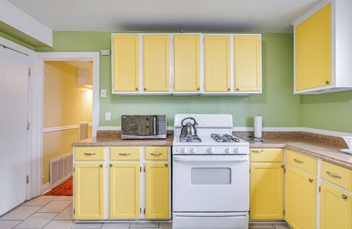 Washington Park Apartment | < 2 Mi to UChicago: Apt Near Bus Stops!