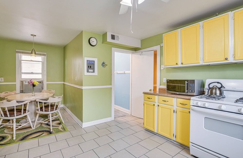 Washington Park Apartment | < 2 Mi to UChicago: Apt Near Bus Stops!