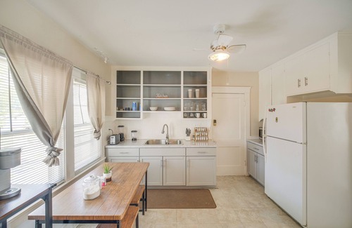 Old Brooklyn Apartment | 2 Mi to Zoo: Charming Apt w/Balcony in Cleveland