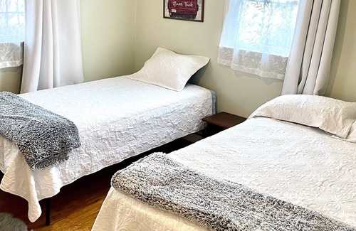 Johnson City House | 2 Miles to ETSU, Hospital & Privacy fenced yard w/ multiple outside seating